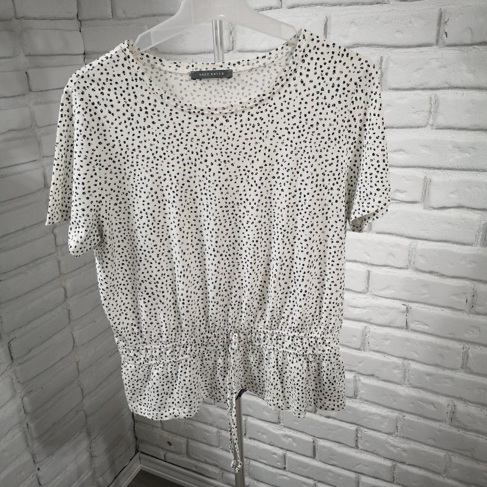 Suzy Shier Ladies Size Large Round Neck Off White w/ Black Blue Rose Dot T-shirt